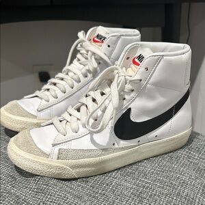 Nike Women's Blazer Mid '77